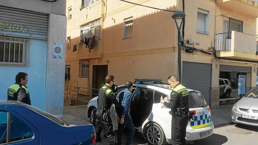 Momento de la detención del sospechoso el pasado martes en Torreforta. FOTO: Juan Fernández