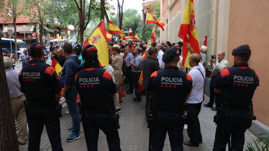 Persones que es manifesten a favor de la Guàrdia Civil a la caserna de Travessera de Gràcia, el 21 de setembre del 2017