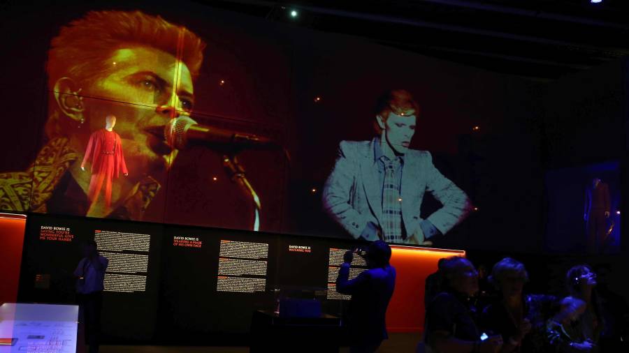 Más de 300 objetos dibujan la personalidad de David Bowie en una exposición. Foto: EFE