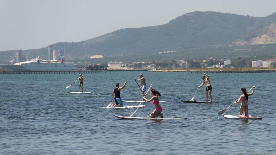 Imatge d’un grup de persones realitzant activitats aquàtiques a la Ràpita. FOTO: Joan Revillas