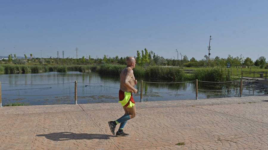 Un señor haciendo ‘running’ en el Anillo Mediterráneo en un día de esta semana por la mañana. FOTO: Alfredo González