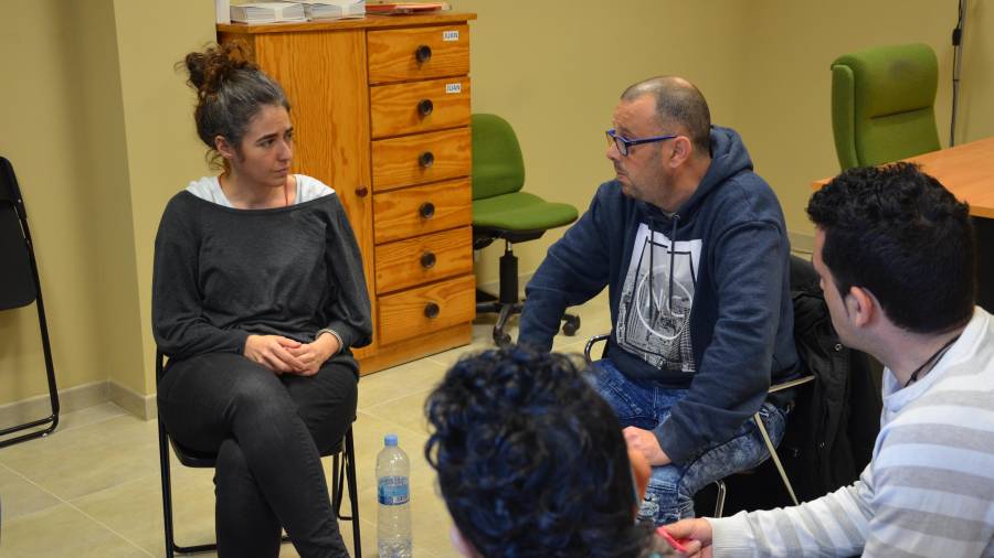 María San Pedro, directora de Projecte Home en Tarragona i Terres de l’Ebre, en una reunión antes del confinamiento. FOTO: CEDIDA