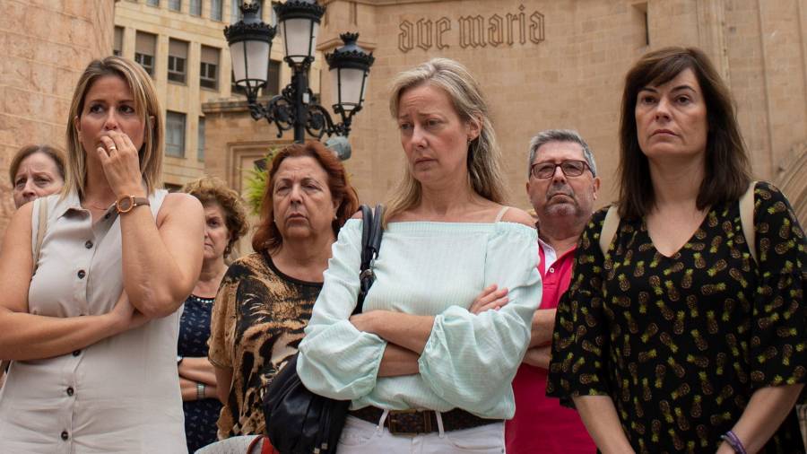 Minuto de silencio en la Plaza Mayor de Castellón para condenar el asesinato de dos niñas de 3 y 6 años a manos de su padre. FOTO: efe