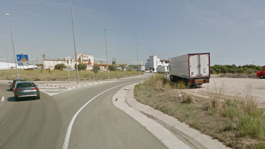 Al lado de la gasolinera situada entre la C-14 y la A-7, en el término de Vila-seca, hay una explanada para camiones.