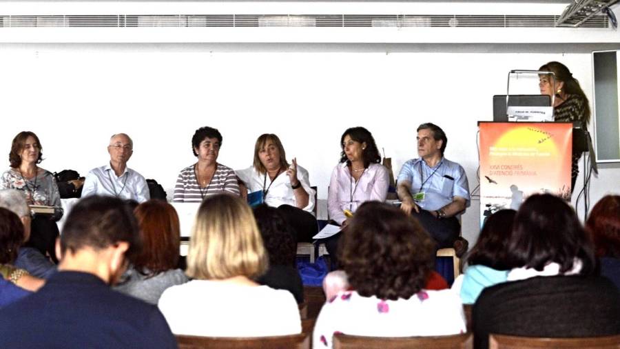 Un grup de professionals de la salut en una de les taules rodones celebrades en el congrés, ahir a l’Ampolla. FOTO: Joan Revillas