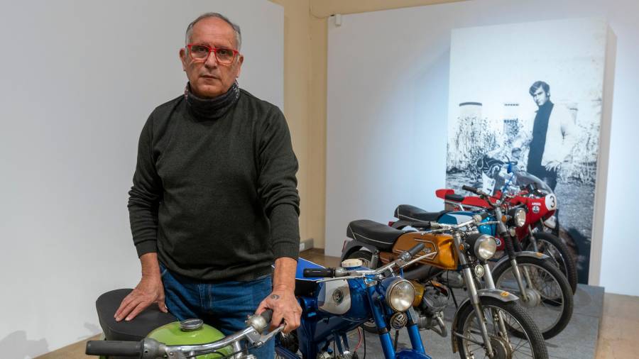 Àngel Fibla amb la seva col·lecció de motos de la marca Derbi Rabasa. foto: Joan Revilllas