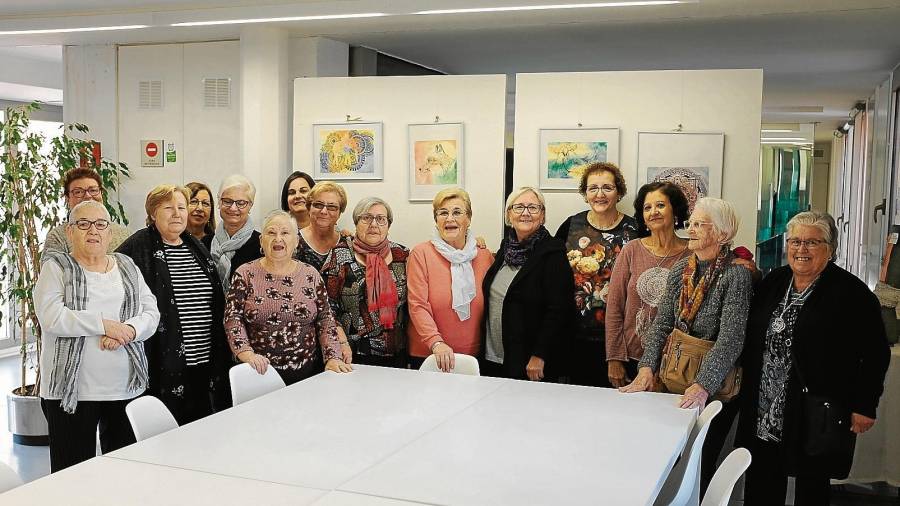 Foto de familia de algunas de las integrantes de la asociación de mujeres Blanca Almendro, en el barrio Gaudí de Reus. FOTO: fabián acidres.