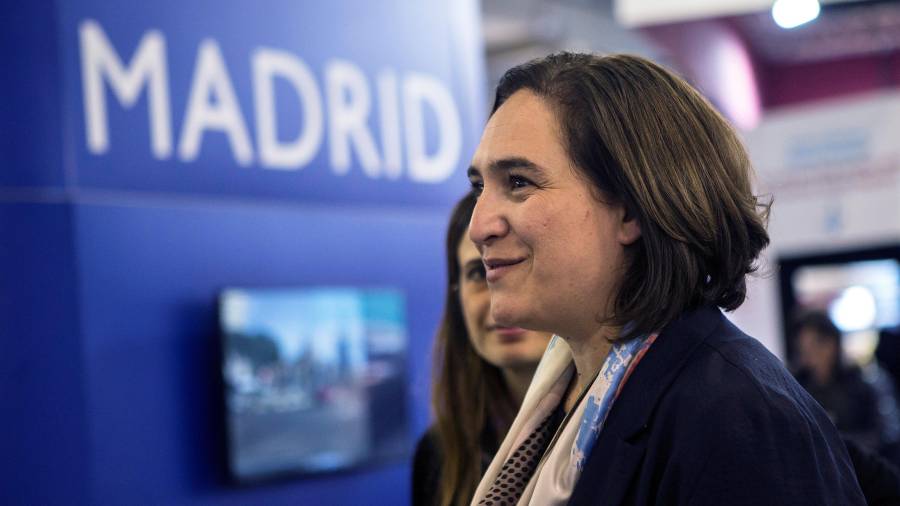 a alcaldesa de Barcelona, Ada Colau, visita el stand de la comunidad de Madrid durante el acto de inauguración de la séptima edición de Smart City Expo World Congress. FOTO: EFE