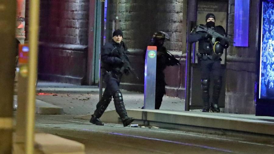 Policías franceses custodiando la zona durante un operativo en el distrito Neudorf, en Estrasburgo. FOTO: EFE