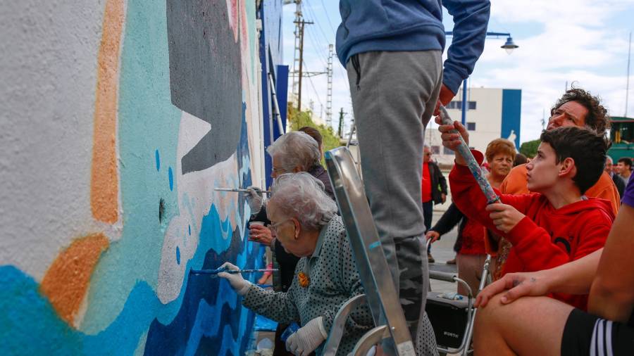 El mural final del proyecto De la Mar al Mur se hizo este domingo con la ayuda de los vecinos participantes. FOTO: FABIÁN ACIDRES