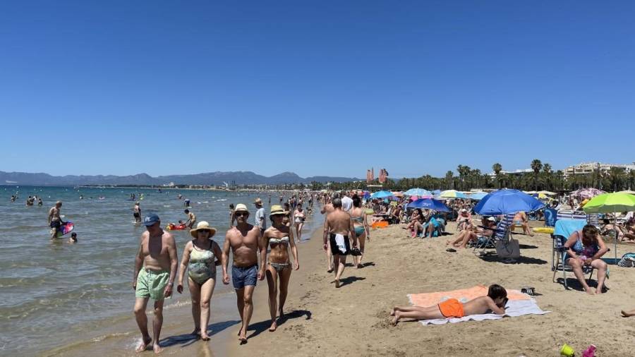 Las playas de Salou están en estos primeros días de verano llenas a rebosar de turistas, pero ningún grupo de ingleses a la vista. FOTO: ALBA MARINÉ