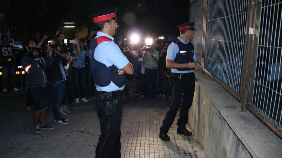 Dos mossos, ante el Martí i Franqués, el 1-O. El Supremo acusa a los Mossos de no actuar contra los votantes pese a la orden judicial. FOTO: ACN