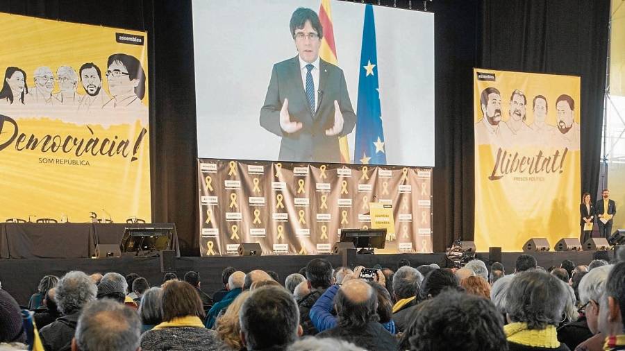 En el decurs de l’assemblea de l’ANC es va projectar un vídeo de l’expresident Puigdemont des de Brussel·les. FOTO: ANC