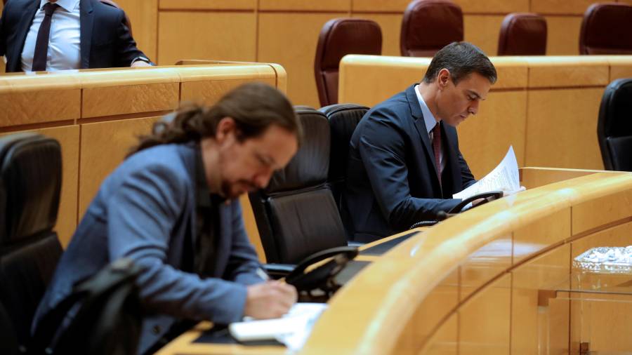 Pablo Iglesias y Pedro Sánchez, ayer en el Senado. FOTO: EFE