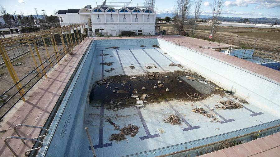 Estat actual de les piscines exteriors, després de 16 anys tancades i abandonades. FOTO: Joan Revillas