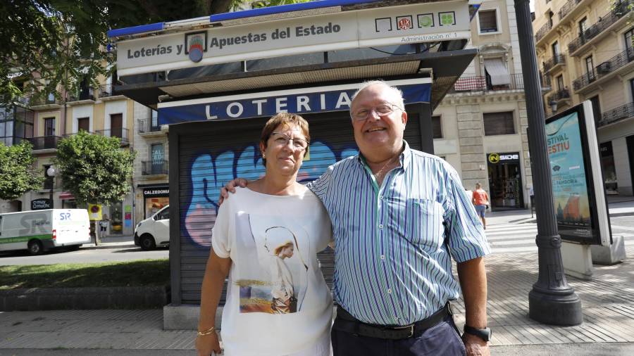 Toñi y Pere, propietarios del negocio, delante de la caseta cerrada. FOTO: PERE FERRÉ