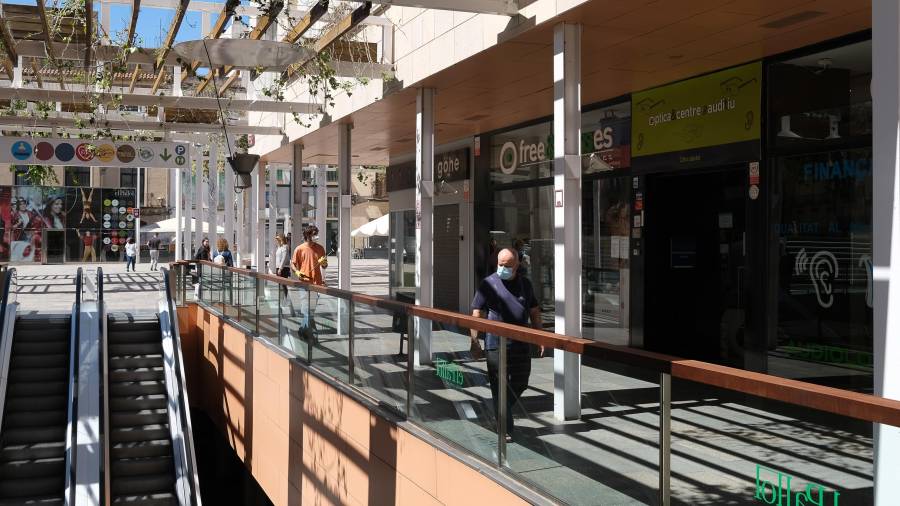 Algunos comercios del centro comercial El Pallol ya han abierto a esta semana. FOTO: FABIÁN ACIDRES