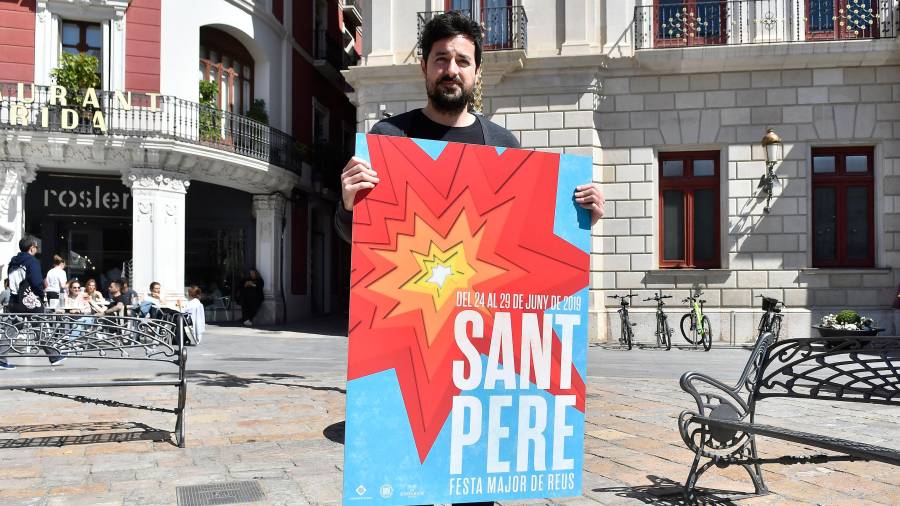 Joan Dalmau mostrant el cartell de la Festa Major de Sant Pere 2019. FOTO: Alfredo González