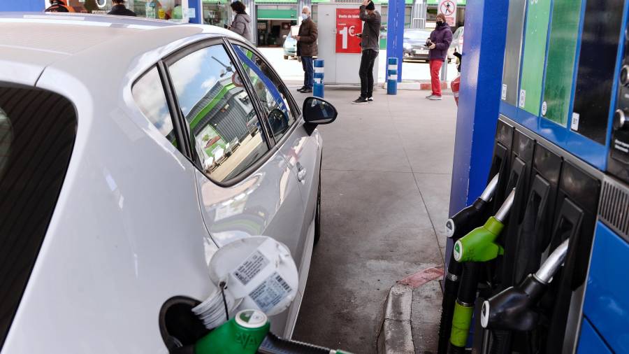 Llenar un depósito de 55 litros de gasolina cuesta ahora en torno a 88,71 euros. Foto: DT