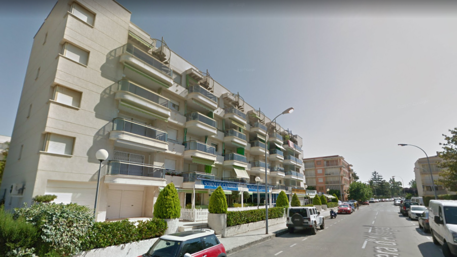 El conjunto residencial está en la avenida Riera d'Alforja, en el barrio de La Llosa de Cambrils.