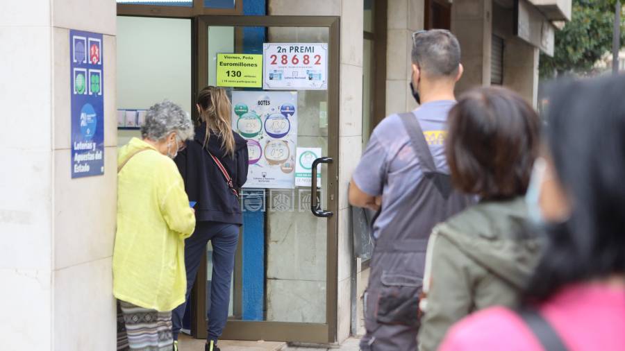 Clientela esperando a las puertas de una de las administraciones de loterías con las que cuenta la ciudad. FOTO: ALBA MARINÉ