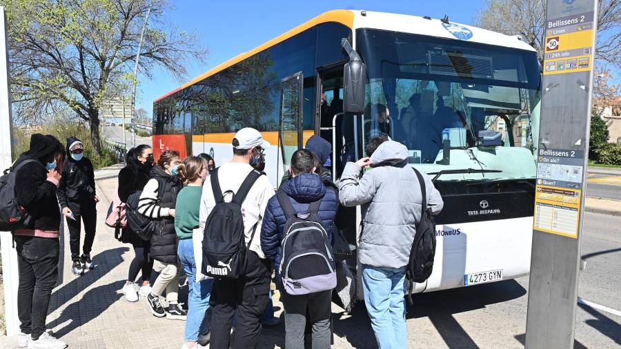 Los universitarios de Reus prefieren el coche por la falta de carriles bici y frecuencias de bus