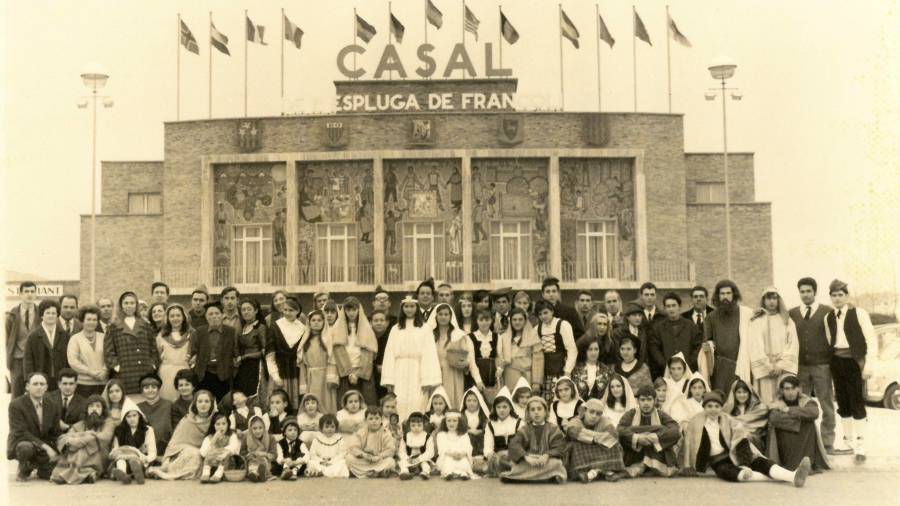 Membres del pessebre, el 1969, davant del Casal de l’Espluga. FOTO: Cedida