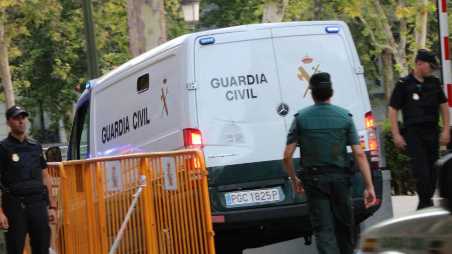 Els furgons policials que traslladen els detinguts pels atemptats de Barcelona i Cambrils a les portes de l'Audiència Nacional 22/08/2017