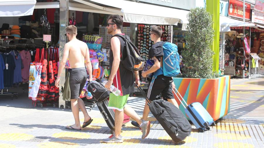 Turistas con sus maletas en Salou, una imagen que anhela que se repita el sector, que en España representa el 12,4% del PIB. FOTO: ALBA MARINÉ