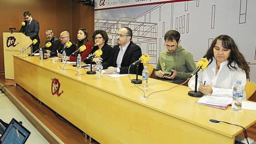 Los candidatos, ayer, escuchando las palabras del moderador del debate, el periodista de la SER Marc Càmara. FOTO: Lluís Milián