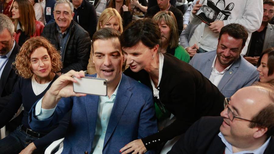 Pedro Sánchez haciéndose ayer una selfie en Tarragona. FOTO: fabián acidres