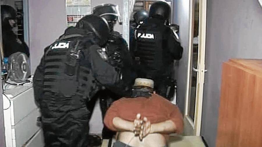 Fotograma de una de las 17 detenciones efectuadas estos días en esta banda criminal. Foto: Policia nacional