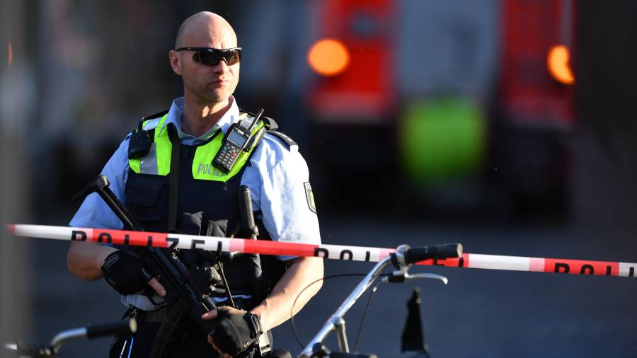 Un policía alemán custodiando el perímetro donde ha habido el atropello. FOTO: EFE