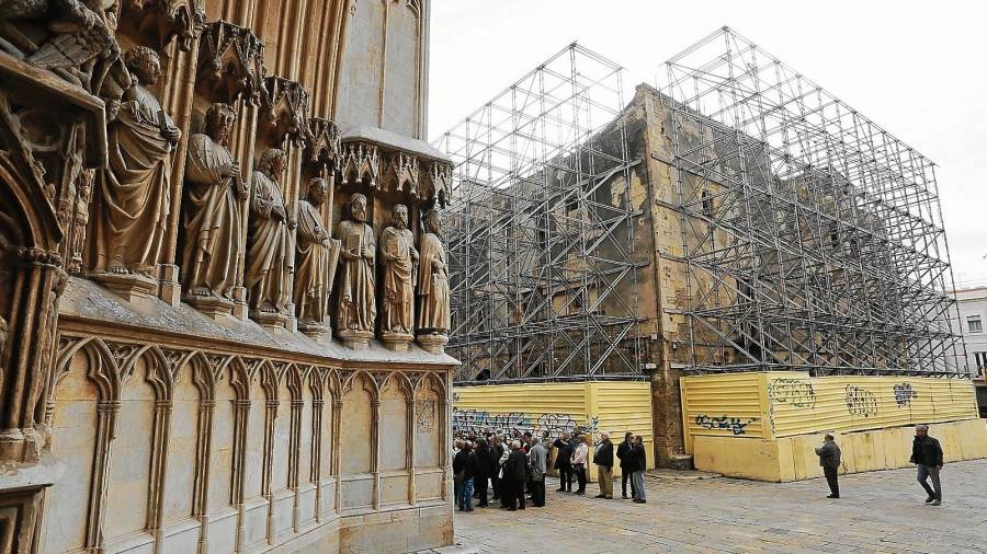 Los apóstoles de la Catedral contemplan la estructura metálica de Ca l’Ardiaca. FOTO: Pere Ferré