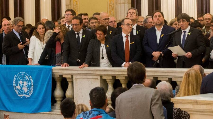 Puigdemont dirigiéndose a los alcaldes en la escalinata del Parlament, tras la declaración de independencia del Parlament. FOTO: EFE
