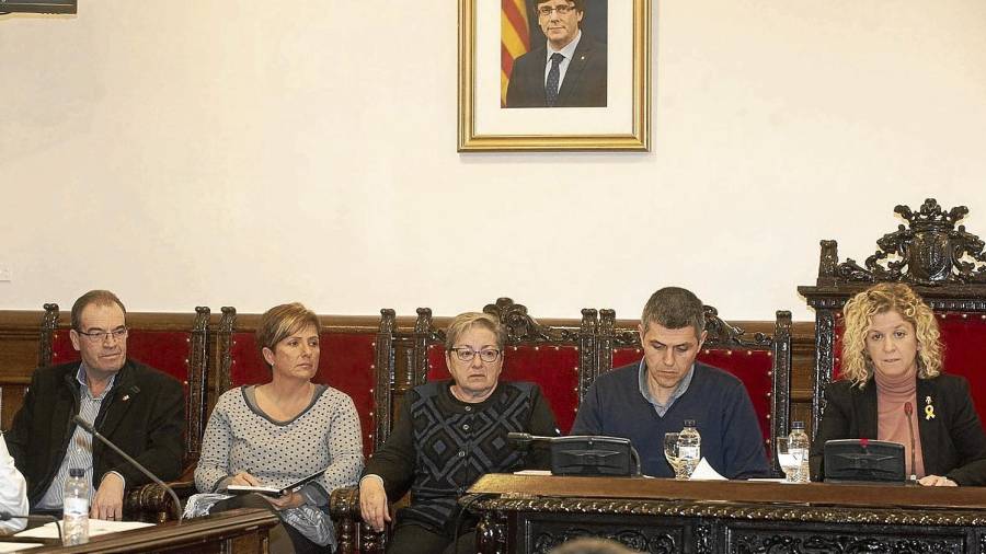 En la sessió plenària d’ahir va prendre possessió el nou regidor del PDeCAT i de l‘equip de govern, Josep Cugat, a l’esquerra. FOTO: JOAN REVILLAS