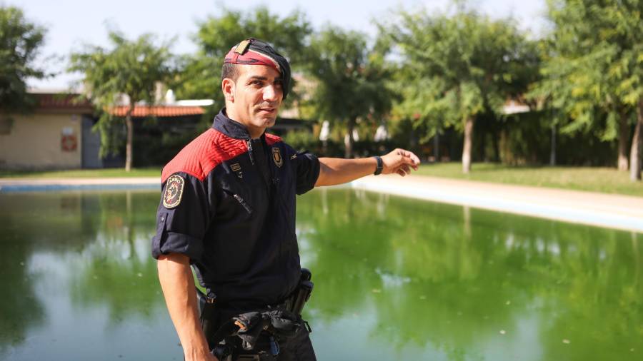 Álvaro, caporal de los Mossos, recuerda el episodio ocurrido en la piscina de Castellvell. FOTO: ALBA MARINÉ