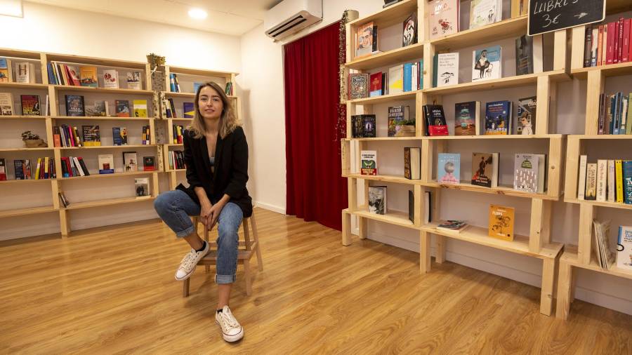 Júlia Albesa, l’ànima de la nova llibreria La Irreal.FOTO: JOAN REVILLAS
