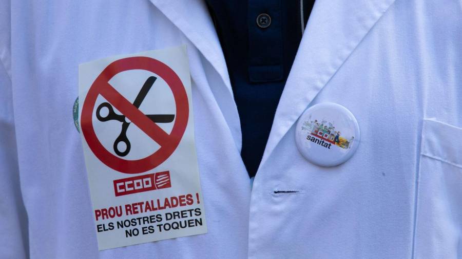 Imagen de una médico durante una de las protestas del sector en Catalunya. EFE