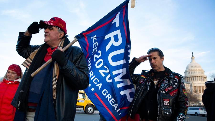 Imagen de dos partidarios de Trump frente al Capitolio. EFE