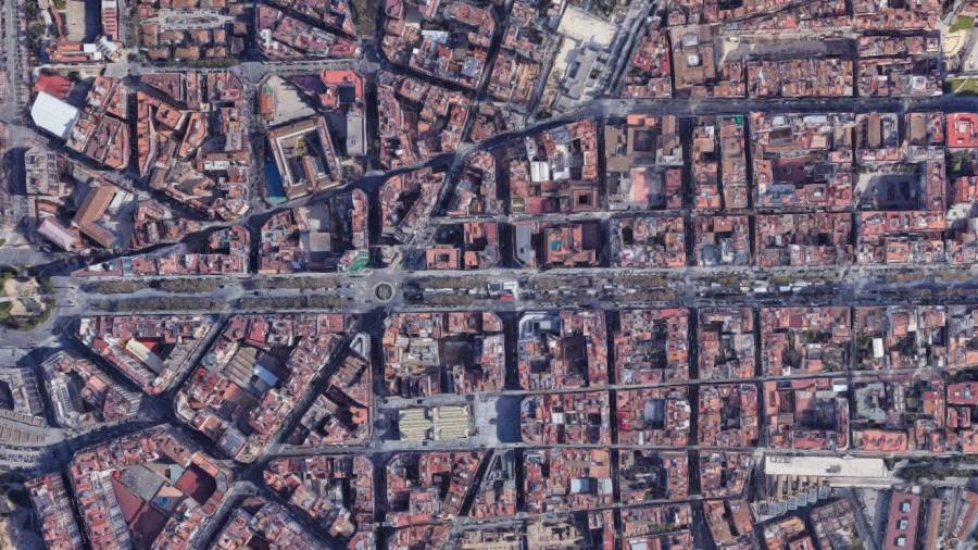 Imagen aérea de la Rambla Nova entre el Balcón del Mediterráneo y la Plaça Imperial Tarraco. Es una de las vías más emblemáticas y estratégicas de Tarragona. Foto: Cedida
