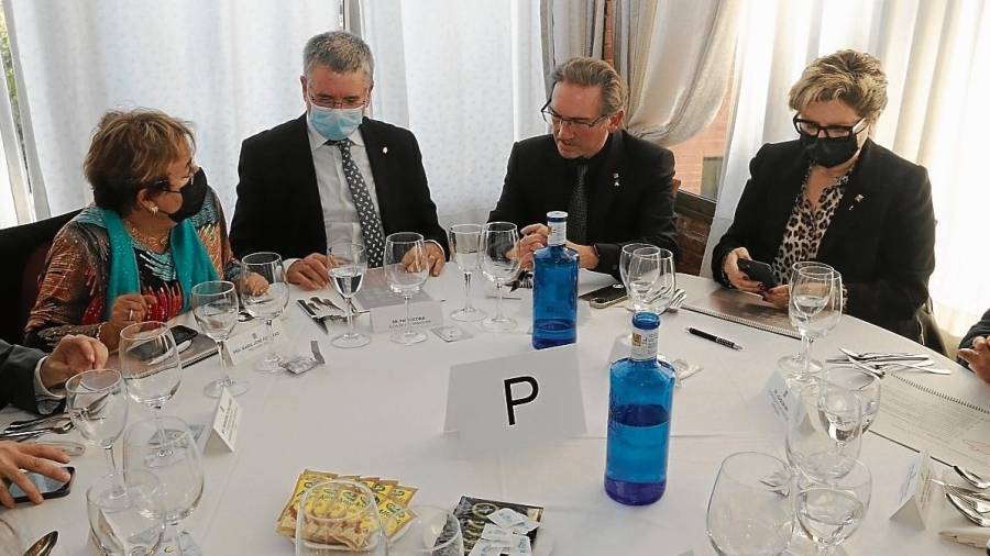 Giró (segundo por la derecha) visitó ayer Tarragona y desglosó las inversiones de los presupuestos. FOTO: ACN
