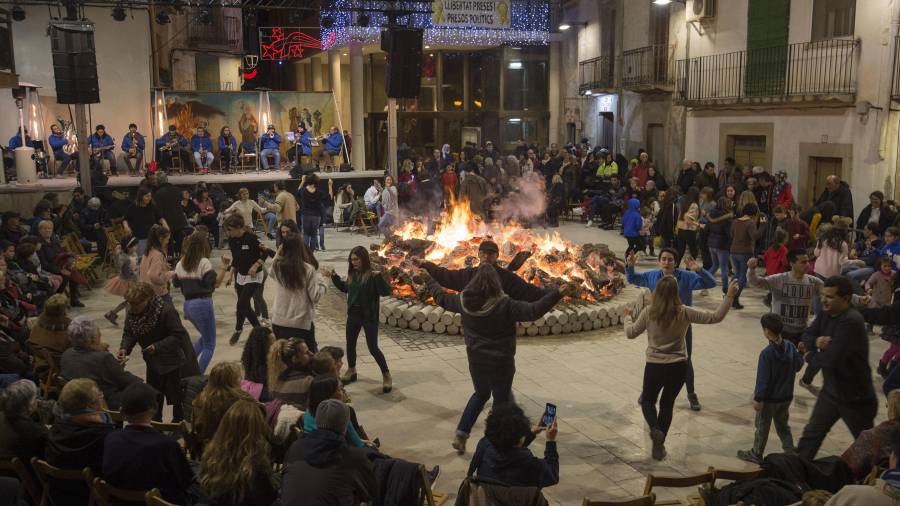 La ballada de jotes i sardanes al voltant de la foguera de Sant Antoni, dissabte a la tarda a Ascó. FOTO: JOAN REVILLAS
