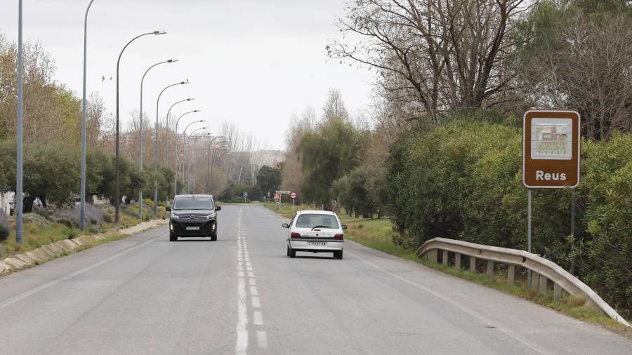 El carril bici de la avenida de Falset actualmente une la zona de Països Catalans con la rotonda de acceso a AgroReus y Sol i Vista. foto: Pere Ferré