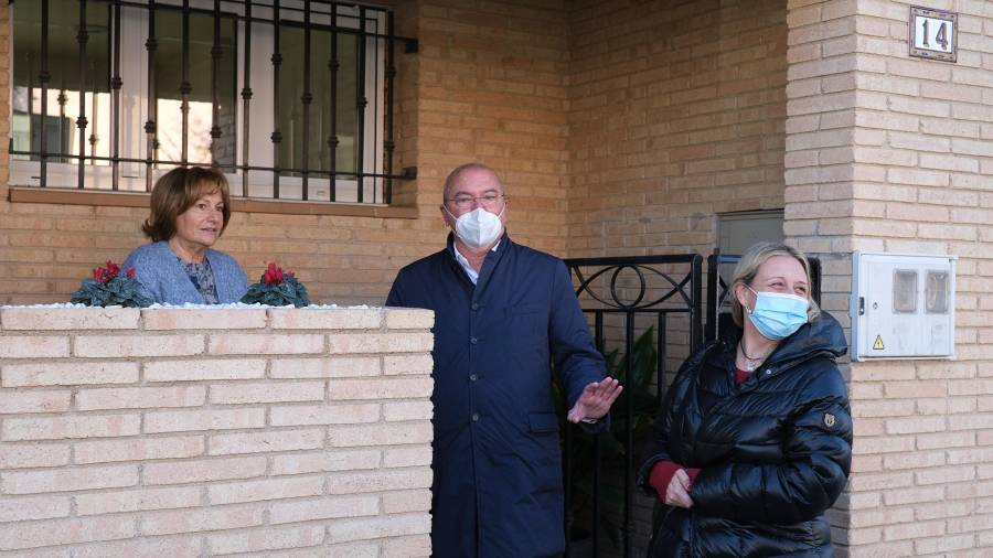 Una señora atiende, en la entrada de su casa, al alcalde y la concejala de Relacions Cíviques. Foto: F. Acidres