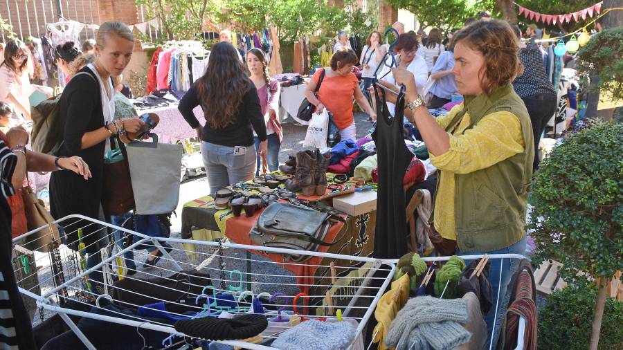 Un momento del mercado celebrado este sábado en los jardines de la Casa Rull. Foto: Alfredo González