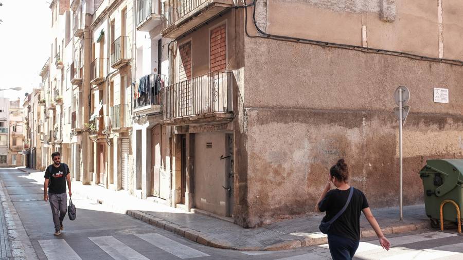 El número 41 de la calle Baix del Carme fue tapiado ayer por la mañana. FOTO: FABIÁN ACIDRES
