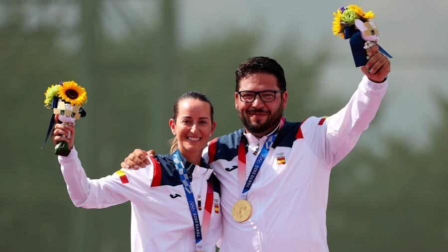 Fátima y Alberto en lo alto del podio con la medalla de oro. Foto: EFE
