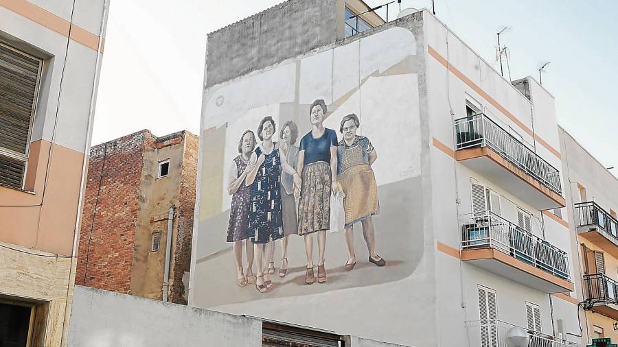 El mural con cinco mujeres en la calle 21 está inspirado en una fotografía de los años sesenta. Foto: alba mariné