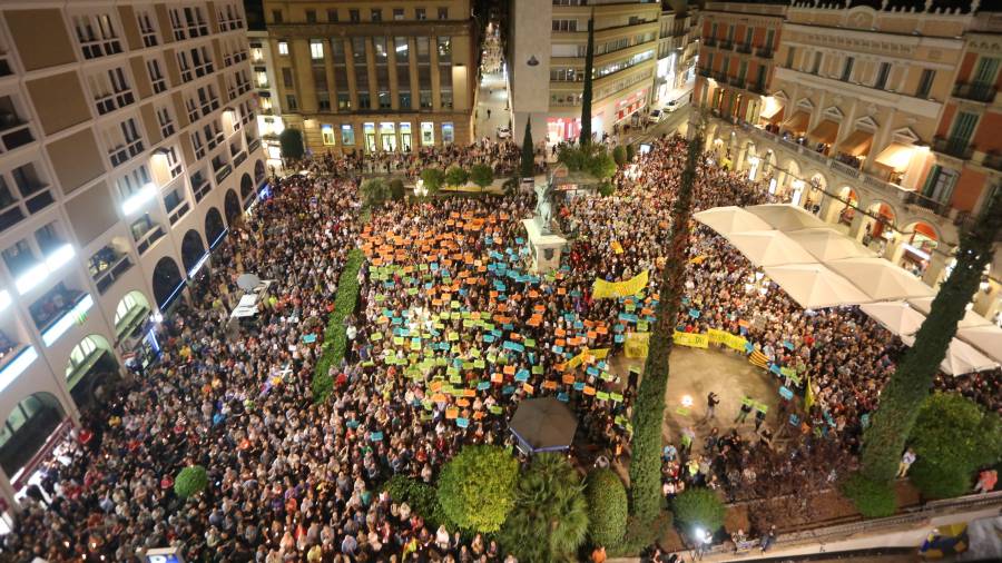 Espectacular imagen de la plaza Prim llena con miles de reusenses durante la concentración de esta noche para reclamar la libertad de los Jordis. FOTO: Alba Mariné